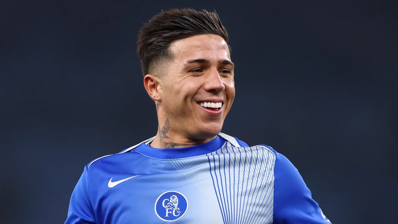 مستقبل إنزو فرنانديز في مهب الريح مع اقترابه من مغادرة تشيلسي نحو باريس